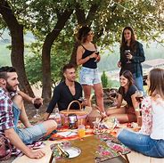 Spring picnics, a story. A wonderful way to catch up with family and friends